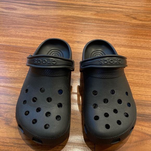 Black Crocs Classic Clog Unisex Adults Slip-On Shoes  WaterFriendly SandalsM7/W5 - Picture 1 of 8